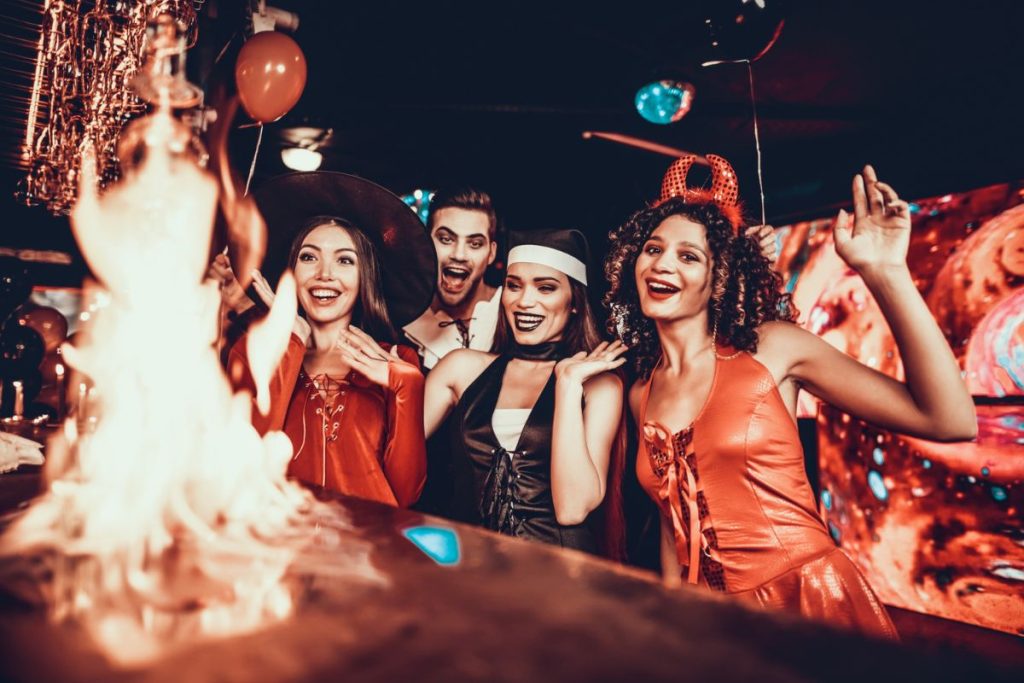 Soirée Moulin Rouge : vivez la féérie parisienne avec notre location d'équipement !