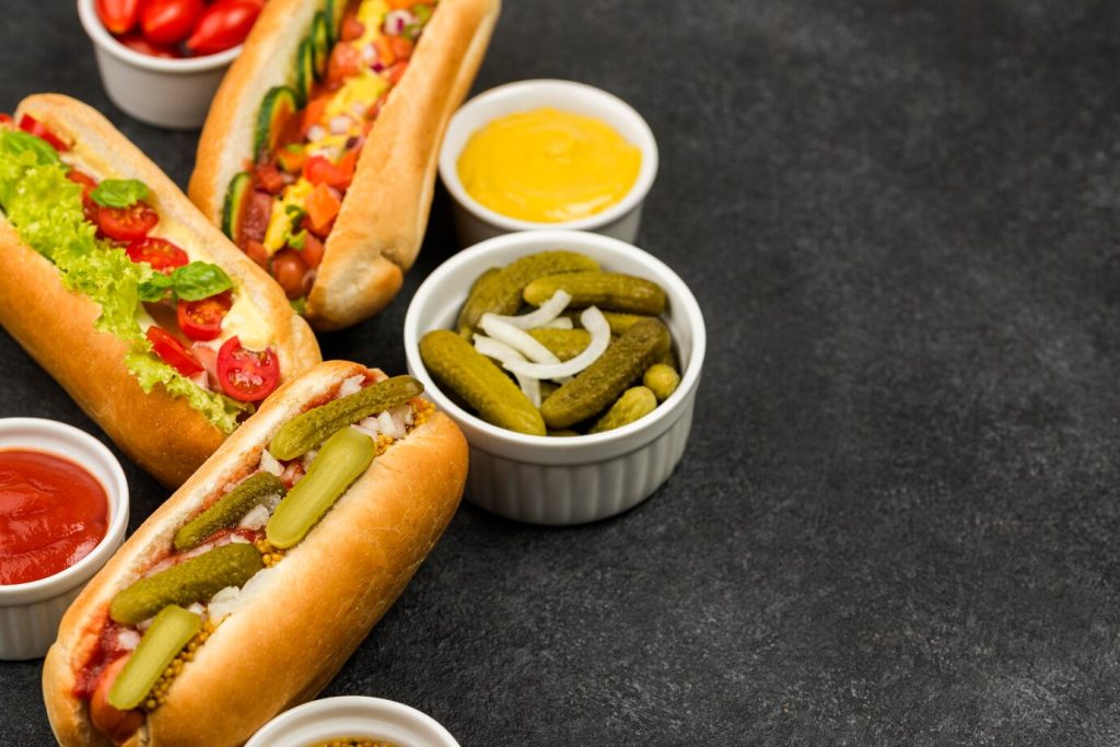 Hot-dog suédois : Pourquoi le Korv med bröd est un incontournable du Nord